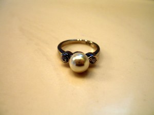 dsc0117-004 For me! The Romgi got me a pearl ring!